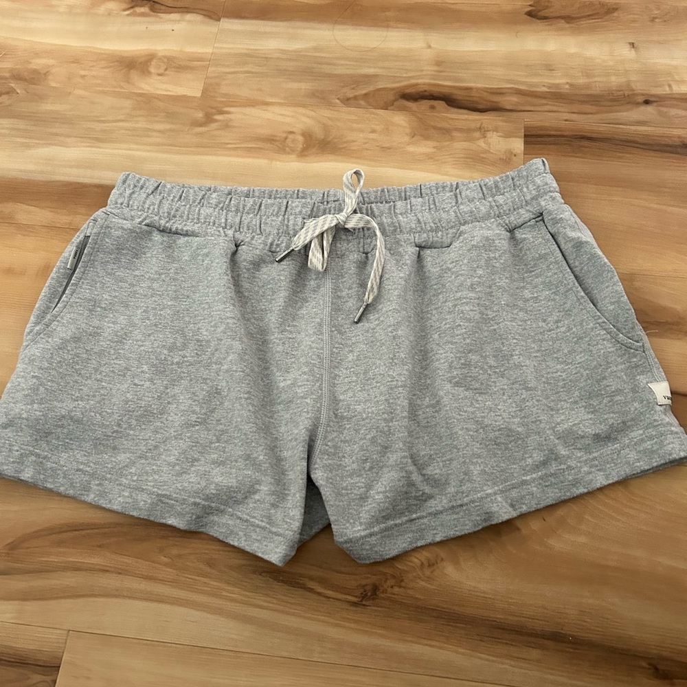 Vuori halo performance shorts size small heather gray